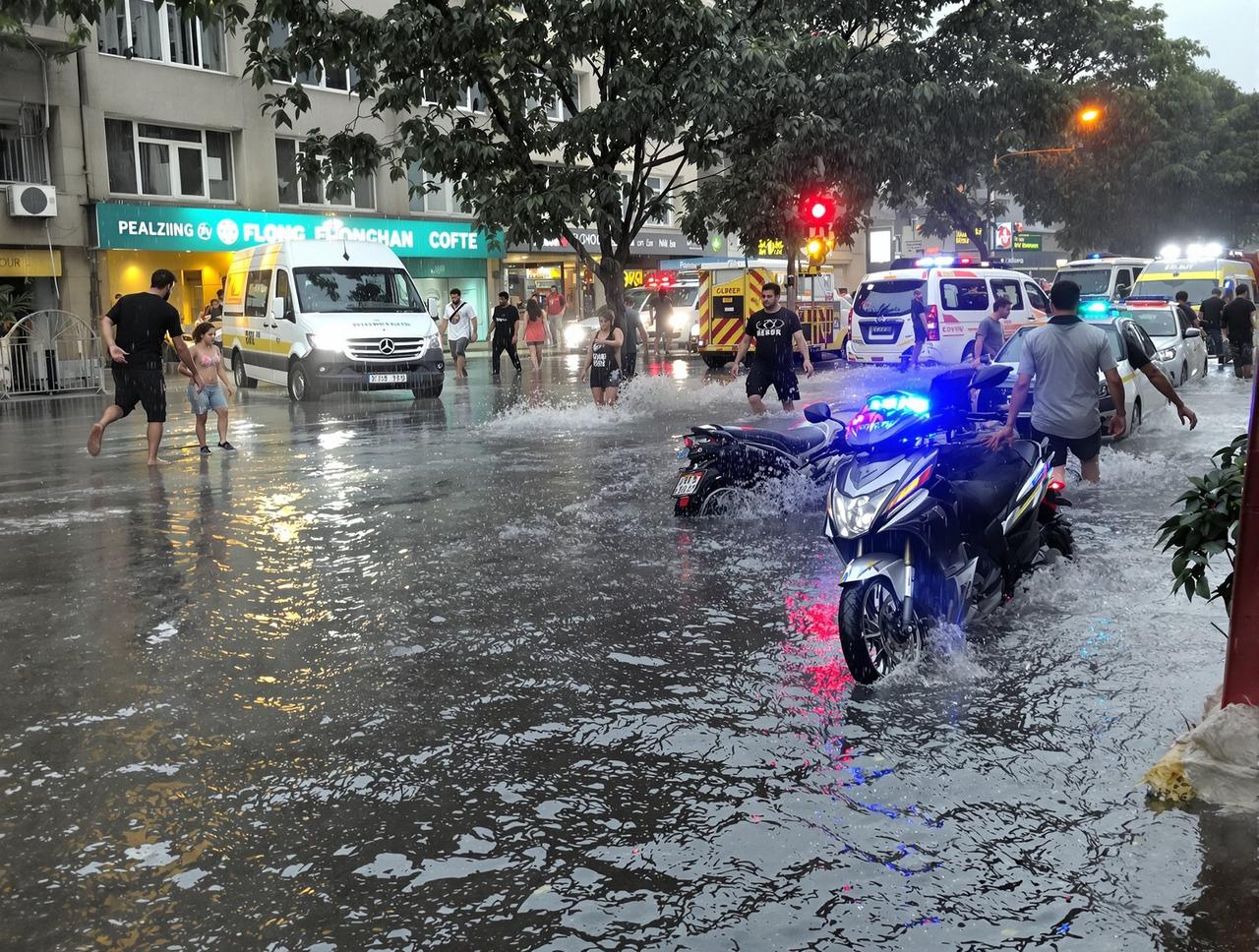 吃瓜动漫 - 某城市突发暴雨引发内涝，多路段交通瘫痪